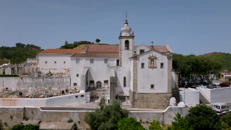 Toma-De-Drone-De-Una-Antigua-Iglesia-Adjunta-A-Un-Cementerio-Ubicado-En-Portugal