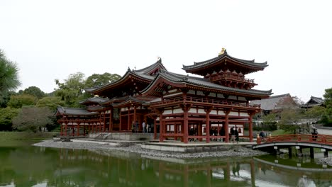La-Gente-Pasea-Por-Byōdō-in,-Un-Templo-Budista-Ubicado-En-La-Ciudad-De-Uji-En-La-Prefectura-De-Kioto,-Japón