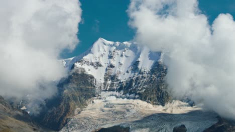 Toma-Estática-De-La-Belleza-De-Un-Pico-Montañoso-Cubierto-De-Nieve-En-Lauterbrunnen,-Suiza.