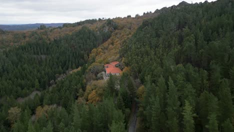 Antiguo-Monasterio-San-Pedro-De-Las-Rocas-Rodeado-Por-Un-Espeso-Bosque-De-árboles-En-Las-Montañas