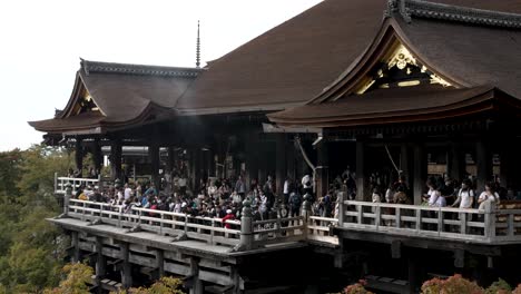 Multitudes-De-Turistas-En-El-Escenario-Principal-De-La-Sala-Principal-Hondo-Del-Templo-Kiyomizu-dera.