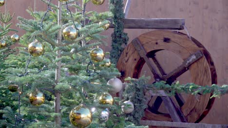 Rueda-De-Molino-De-Agua-Y-árboles-De-Navidad-Decorados-En-El-Mercado-De-Navidad-En-Meran---Merano,-Tirol-Del-Sur,-Italia
