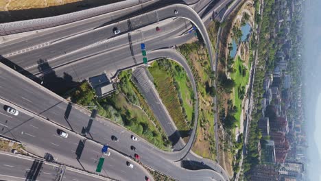 Luftaufnahme-Von-Autobahnstraßen-Neben-Dem-Bicentenario-Park-In-Santiago,-Chile