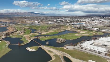 Stadtbild-Aus-Der-Luft,-Drohne-Und-Golfplatz-In-Provo,-Utah