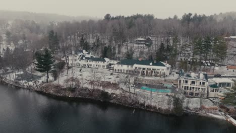 Snow-Falling-On-Manoir-Hovey-Hotel-During-Winter-By-The-Lake-Massawippi-In-Quebec,-Canada