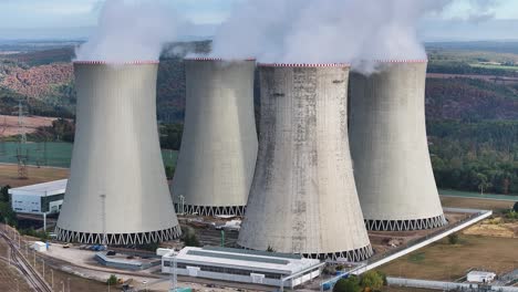 Luftaufnahme-Mehrerer-Riesiger-Kühltürme-Von-Kernkraftwerken,-Die-Dichten-Dampf-Ausstoßen