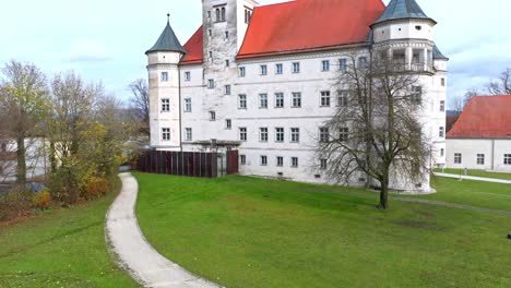 Schloss-Hartheim-O-Castillo-Hartheim-En-Alkoven,-Alta-Austria---Disparo-Con-Drones