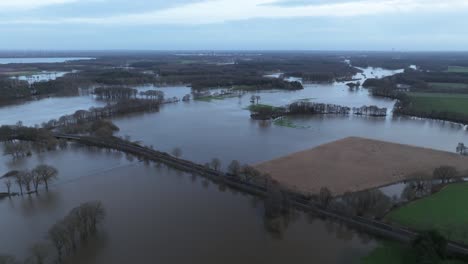 Ein-Fluss-In-Niedersachsen-Steigt-Seit-Tagen-So-Hoch,-Dass-Alles-überschwemmt-Ist