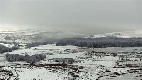 Erstellen-Einer-Drohnenaufnahme-Der-Verschneiten-Yorkshire-Dales-Landschaft-An-Einem-Düsteren-Tag-In-Großbritannien