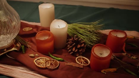 Indischer-Feiertagsaufstrich-Auf-Dem-Tisch:-Kerzen,-Tannenzapfen-Und-Getrocknete-Orangen
