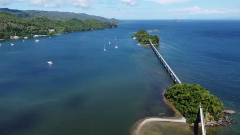 Luftaufnahme-Der-Berühmten-Brücken,-Die-Die-Kleinen-Inseln-Cayo-Linares-Und-Cayo-Vigia-In-Der-Bucht-Von-Samaná-In-Der-Dominikanischen-Republik-Verbinden