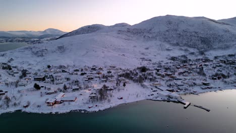 Flug-über-Norwegische-Fjorde-Und-Das-Dorf-Ersfjordvegen-Mit-Schneebedeckten-Bergen-Und-Blauem-Meer
