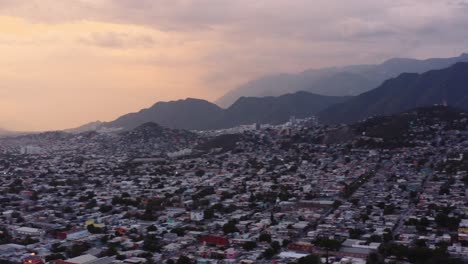 Rot-orangefarbener,-Dunstiger-Sonnenuntergang-über-Monterrey,-Mexiko