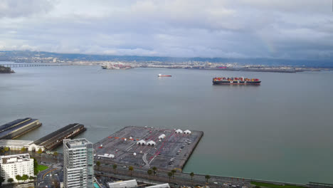 Luftaufnahme-Eines-Frachtschiffs-Mit-Containern-In-Der-Hafenbucht-Von-San-Francisco,-Kalifornien,-USA