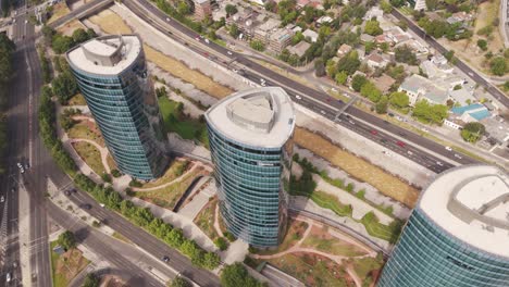 Luftaufnahme-über-Einer-Reihe-Von-Bürohochhäusern-Im-Titanium-Park-In-Santiago