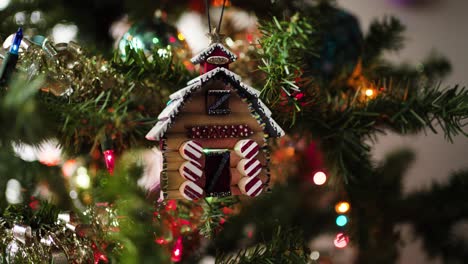 Christmas-Tree-Ornament:-Snowy-Barn