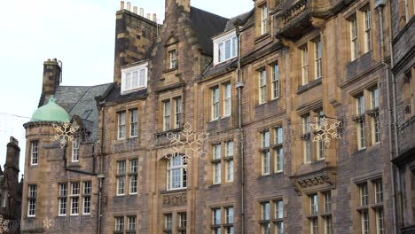 Authentic-traditional-buildings-in-Edinburgh,-Royal-Mile
