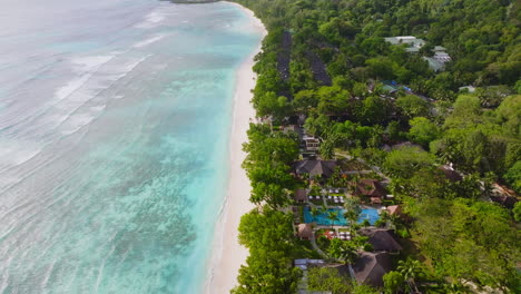 Luftdrohnenaufnahme-Des-Exotischen-Strandresorts-Des-Reiseziels-Auf-Den-Seychellen