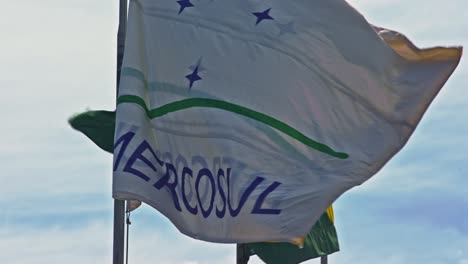 Die-Flaggen-Des-Mercosur-Und-Brasiliens-Kräuseln-Sich-Im-Wind,-Leuchtende-Farben-Entfalten-Sich