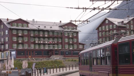 Tren-De-Pasajeros-En-El-Andén-De-La-Estación-De-Tren-Kleine-Scheidegg,-Suiza