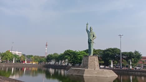 Soekarno-Statue-Vor-Dem-Bahnhof-Tawang,-Semarang
