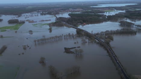 Ein-Fluss-In-Niedersachsen-Steigt-Seit-Tagen-So-Hoch,-Dass-Alle-Umliegenden-Städte-überschwemmt-Sind