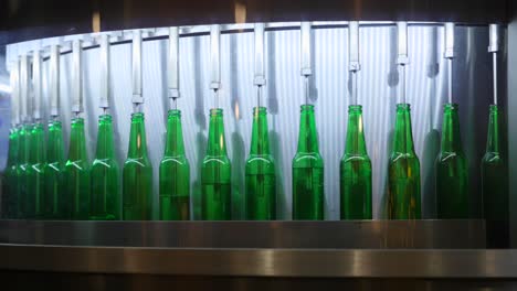 Grüne-Flaschen-Werden-In-Der-Abfüllanlage-Mit-Getränken-Gefüllt