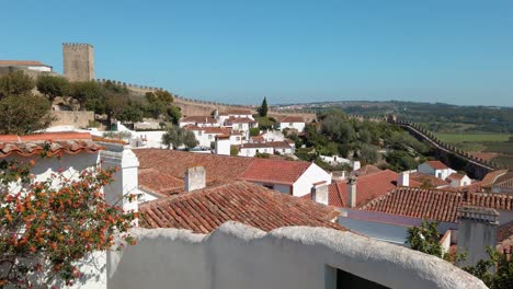 Vista-De-La-Ciudad-Fortificada-Y-Casas-Tradicionales-De-Óbidos,-Portugal