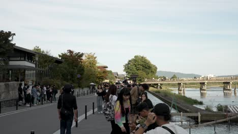 Menschen-Verbringen-Zeit-An-Sonnigen-Tagen-Am-Katsura-Fluss,-Arashiyama