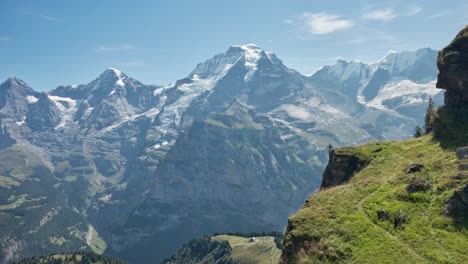 Erleben-Sie-Das-Atemberaubende-Panorama-Der-Schneebedeckten-Bergkette,-Das-Einen-Absolut-Beeindruckenden-Anblick-Bietet,-Der-Die-Abenteuerlustige-Seele-Wirklich-Fasziniert