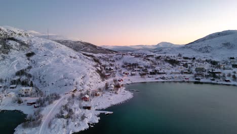 Flug-über-Das-Dorf-Ersfjordvegen-In-Den-Norwegischen-Fjorden-Mit-Schneebedeckten-Bergen,-Häusern-Und-Geparkten-Booten