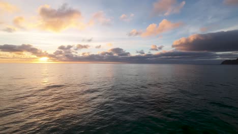 Drohne-Schoss-Bei-Sonnenuntergang-über-Dem-Meer-Und-Erwischte-Mehrere-Klippen-Und-Kleine-Inseln-In-Porto-Santo