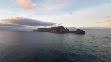 Ruhiger-Blick-über-Eine-Kleine-Insel-In-Der-Nähe-Von-Porto-Santo