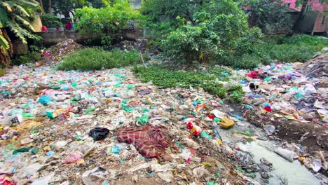 Contaminación-Del-Agua-Con-Basura-En-La-India.