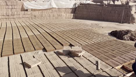 Fabricación-Tradicional-De-Ladrillos-En-Arg-e-Bam,-Irán