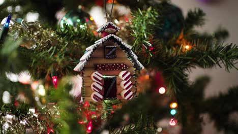 Christmas-Tree-Ornament:-Snowy-Barn
