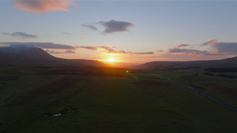 Erstellen-Einer-Drohnenaufnahme-Der-Landschaft-Von-Yorkshire-Dales-Und-Des-Sonnenuntergangs-In-Ingleborough