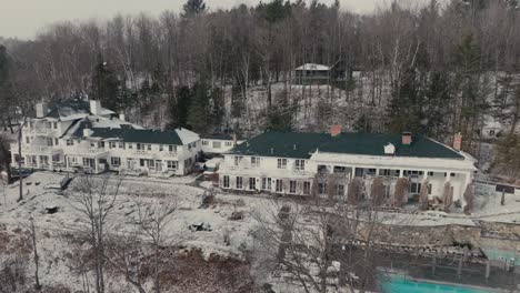 Mansion-Of-Manoir-Hovey-Hotel-During-Winter-Snowfall-In-North-Hatley,-Québec,-Canada