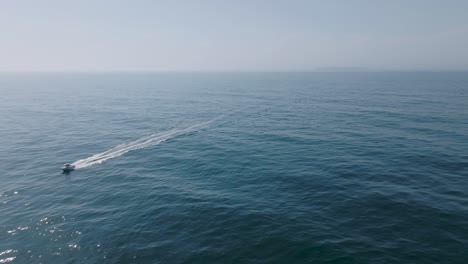 Toma-De-Drone-De-Un-Barco-Moviéndose-Rápidamente-En-El-Mar.