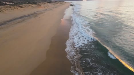 Meereswellen-Treffen-Auf-Den-Sandstrand-In-Porto-Santo