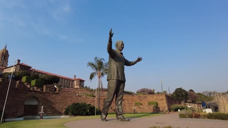 Estatua-De-Nueve-Metros-De-Altura-De-Nelson-Mandela-Frente-A-Los-Edificios-Históricos-De-La-Unión-En-Pretoria