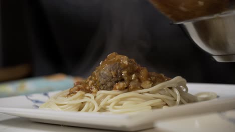 Spaghetti-Und-Vegane-Fleischbällchen-Anrichten-Und-Zutaten-Vorbereiten,-Um-Vegane-Beyond-Fleischbällchen-Mit-Spaghetti-Und-Fleischsoße-Zuzubereiten