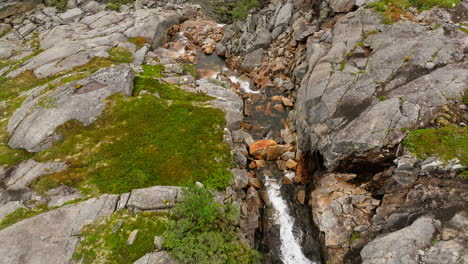 Stream-Flowing-On-The-Mountains-Of-Hellmo-Canyon,-Tysfjord,-Northern-Norway