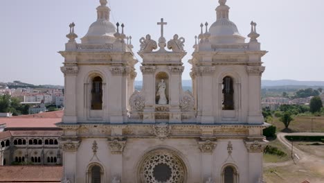 Toma-De-Estatua-Y-Campanas-Del-Monasterio-De-Alcobaça-En-Portugal-Con-Movimiento-De-Drones