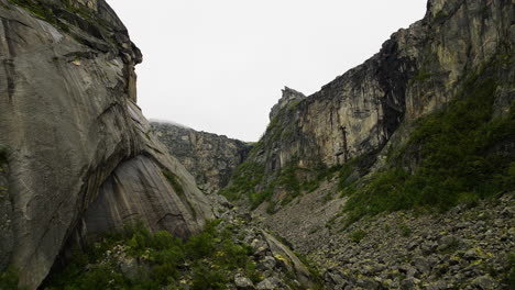 Montañas-Rocosas-Erosionadas-Del-Cañón-Hellmojuvet-En-El-Norte-De-Noruega