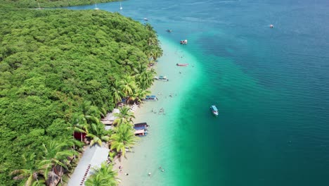 Estrella-beach-located-in-the-Caribbean-Sea-in-Bocas-del-Toro,-Panama