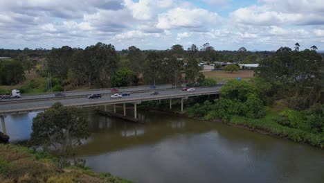 Fahrzeuge-Fahren-Auf-Der-Larry-Storey-Bridge-über-Den-Logan-River-In-Brisbane,-Queensland,-Australien