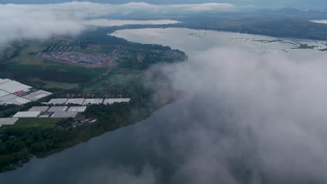 Por-Encima-De-Las-Nubes-Imágenes-De-Drones-Sobre-El-Lago-Naivasha-Kenia