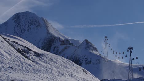Gondelbahn,-Die-Menschen-Zum-Skifahren-Und-Snowboarden-Auf-Den-Berg-Bringt,-Mit-Einem-Schneesturm-Weitwinkelfoto