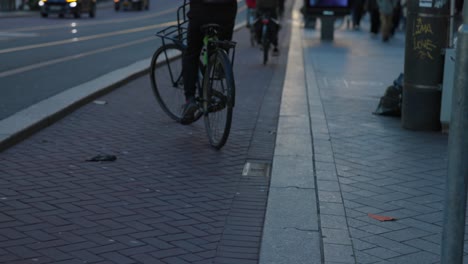 Los-Ciclistas-Viajan-Por-El-Carril-Bici-Exclusivo-A-Lo-Largo-De-Nieuwezijds-Voorburgwal-En-Amsterdam
